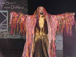 URFA'NIN TARİHİ KOSTÜMLERİ GENÇLERİN İMZASIYLA PODYUMA TAŞINDI!