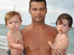 Ricky Martin... İKİZLERİYLE GELİYOR!