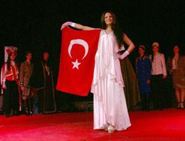 Almeda Abazi? KARAVANCILAR İÇİN DEFİLEDE BAYRAK AÇTI !