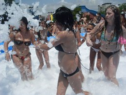 GENÇ KIZLARIN YENİ TUTKUSU; SABUN KÖPÜĞÜNDE FUTBOL!..