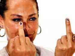 Hülya Avşar... ORTA PARMAK HAREKETİ!