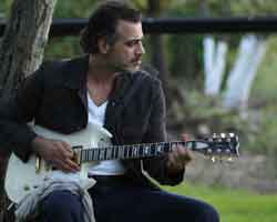 Sermiyan Midyat...  GİTAR DERSİ ALIYOR!