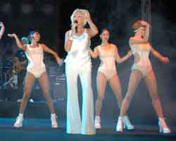 SÜPERSTAR KIBRISTA BÜYÜLEDİ!