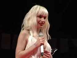 Gülşen... DERİN DEKOLTESİNİ KAPATMAKTA ZORLANDI!