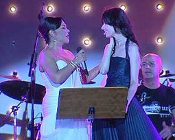 Sezen Aksu-Emma Chaplin... ÇEŞME'DE 2 DEV AYNI SAHNEDE...