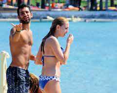 Sinem Kobal... BİKİNİYLE GÖRÜNTÜLENDİ, ORTALIK KARIŞTI!