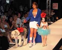 Tanju Babacan... " PALTO DEĞİL MANTO" DEFİLESİ GÖZ KAMAŞTIRDI!