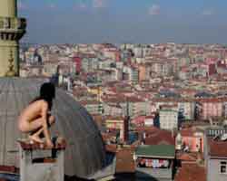 İSTANBUL'DA BİR ÇIPLAK!