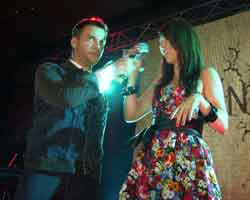 Sinan Akçıl... İSTANBUL'DA İLK KONSERİNDE ÜNLÜLER YALNIZ BIRAKMADI...