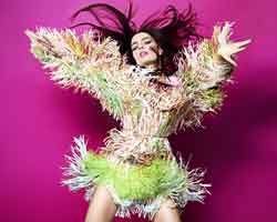 Nil Karaibrahimgil... TÜM ZAMANLARIN ENÇOK SATAN SİNGLE'I