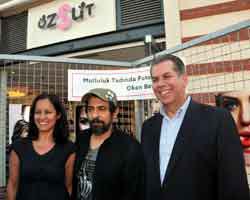 Okan Bayülgen...  ÖZSÜT İÇİN "MUTLULUK TADINDA" FOTOĞRAFLAR SEÇTİ!