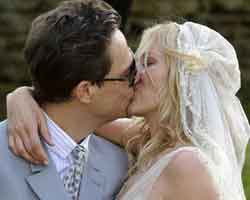 Kate Moss... EVLİLİK SARHOŞU!