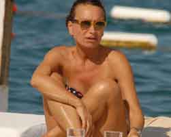 Demet Akbağ... BİKİNİLİ GÖRÜNTÜLENDİ, KEYFİ KAÇTI!