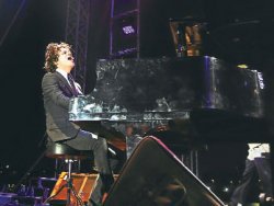 Jamie Cullum... EZANA PİYANO İLE EŞLİK ETTİ!