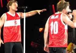 Bon Jovi... TÜRK MİLLİ TAKIMININ FORMASIYLA SAHNEDE!