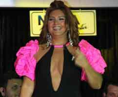 Sibel Can... DEKOLTESİ GÖZ KAMAŞTIRDI!