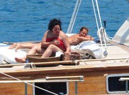 Hülya Avşar paparazilerle olan savaşı kaybetti... ÜSTSÜZ GÜNEŞLENİRKEN YAKALANDI !