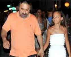 Volkan Konak... KIZIYLA BODRUM SOKAKLARINDA!