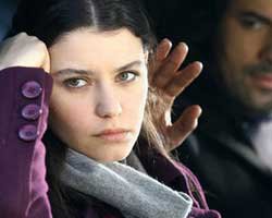 Beren Saat... "ÇEŞME'DE DEĞİL, CUNDA'DAYIM!"