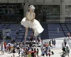 Marilyn Monroe... ETEĞİ CHİCAGO'DA HAVALANDI!