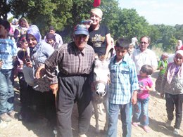 Deniz Gencay? KÖYDE EŞEK ÜZERİNDE KONSER !