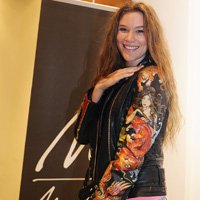 Joss Stone... DÖVME MOTİFLİ DERİ CEKET HEDİYE EDİLDİ!