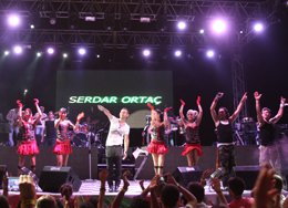 Serdar Ortaç..  6 BİN KİŞİYİ BULUNCA, 3.5 SAAT SAHNEDE KALDI?