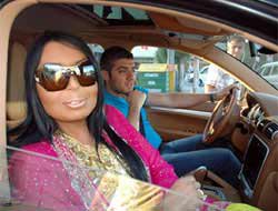 MAGAZİNKOLİK NE DEDİYSE O !... VE BÜLENT KOCASININ ALTINA JEEP'İ ÇEKTİ ...