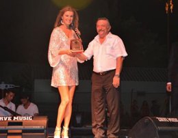 Tuğba Özay... ŞEKERSPOR'UN AÇILIŞINDA ŞEKER GİBİ KONSER !..