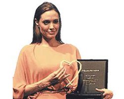 Angelina Jolie... GÖZYAŞLARI BOSNALI KADINLAR iÇiN!