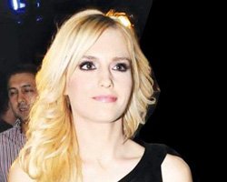 Mine Cangal... YARDIM ETTİ, TEKME YEDİ!