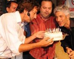 Süheyl-Behzat Uygur... BABALARININ DOĞUM GÜNÜNÜ SAHNEDE KUTLADILARé