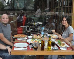 Yasemin-İzzet Özilhan... YENİ EVLİ ÇİFTİN PİZZA TUTKUSU!