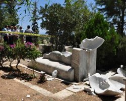 CAN YÜCEL'İN MEZARINI PARÇALADILAR!