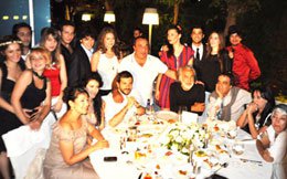 "ARTİZ MEKTEBİ"NİN İFTAR KOROSU!