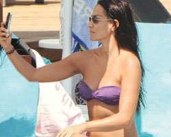 Ebru Akel... BİKİNİLİ RESİMLERİNİ ÇEKTİ, ARKADAŞLARINA YOLLADI!