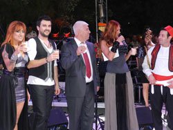 BOZA FESTİVALİNDE  SANATÇILAR SAHNEDE BOZA İÇTİ