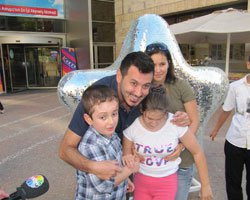 Metin Arolat... "UMUDUN AYNASI"NI GÖRME ENGELLİ ÇOCUKLAR İLE BİRLİKTE TAMAMLADI!