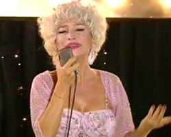 Demet Akbağ... SAHNELERİN YENİ ASSOLİSTİ "MİHRAP YERİNDE"!