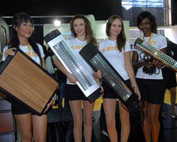 "UFO"LAR MANKENLERİ TERLETTİ!