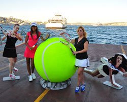 Çağla Büyükakçay-Zeynep Dizdar... ARABALI VAPURDA KITALARARASI TENİS MAÇI!