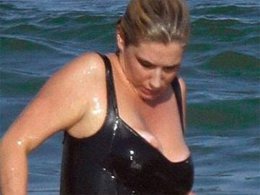 Keşha...MAYOSUNUN AZİZLİĞİNE UĞRADI...