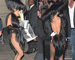 Lady Gaga... YAPAY KILLARLA KAPLI YARI ÇIPLAK KOSTÜMÜYLE YİNE ŞAŞIRTTI!