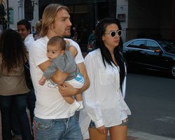 Caner Erkin... AİLE SAADETİ!