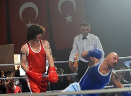 Şafak Sezer.. "ALEMİN KRALI"NDA BOKSÖR `ROCKY'  OLDU !..