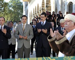 "Bir Günah Gibi"... TÜRKÇE EZAN OKUNDU!