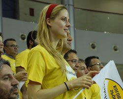 Wilma Elles... CAROLİNE'DEN  VOLEYBOLCU KIZLARIMIZ DESTEK!