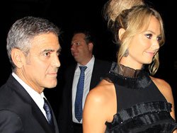 George Clooney... GÜREŞÇİ SEVGİLİSİNİ YANINDAN AYIRMIYOR!