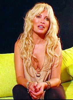 Ajda Pekkan... UMRE MODASINA O DA UYDU !...