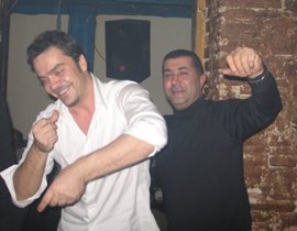 Beyaz? SANATÇI DOSTLARIYLA DAĞITTI!..